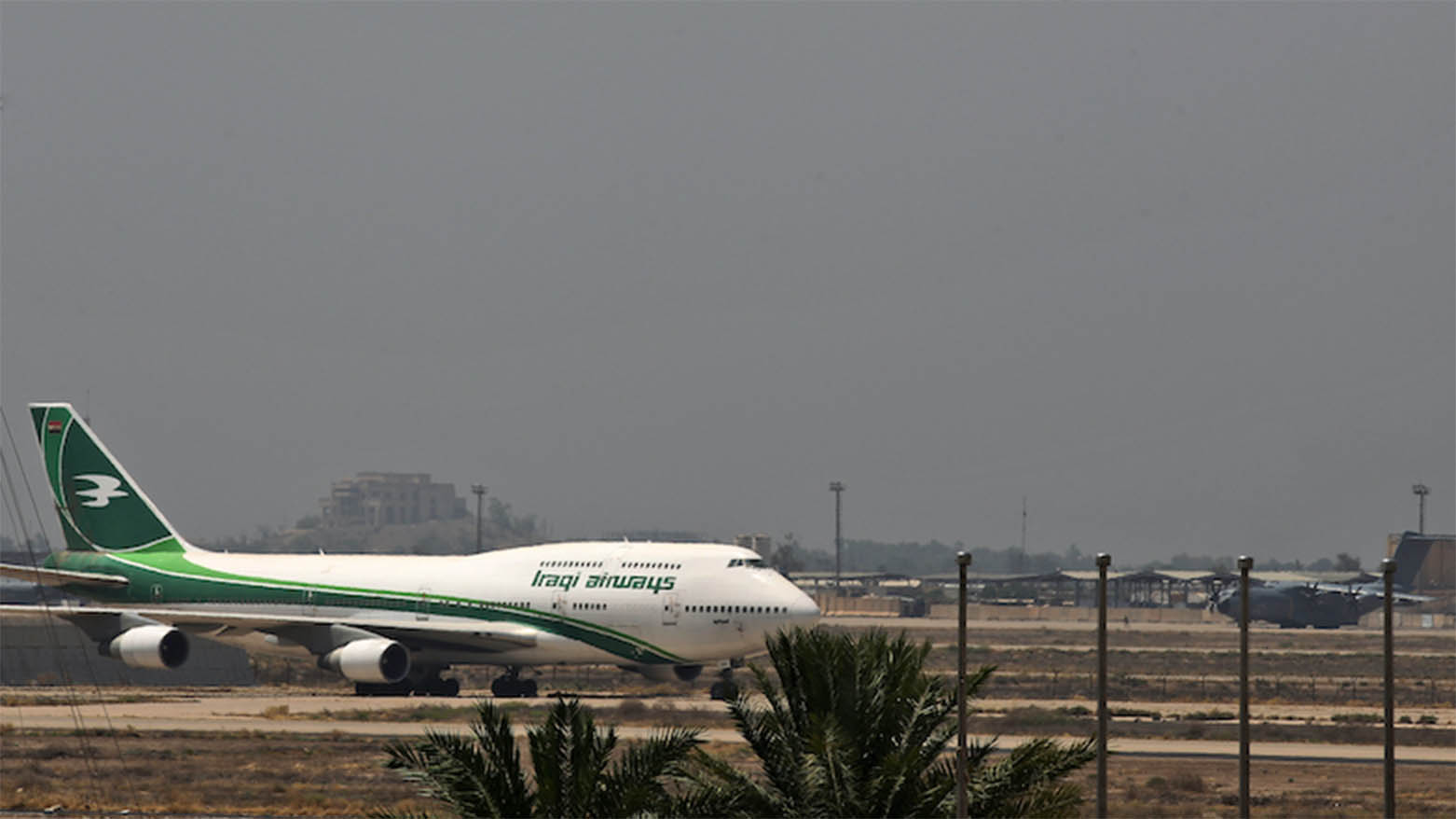 An Iraqi Airways plane arrives at Baghdad International Airport. (Photo: Ahmad al-Rubaye/AFP)