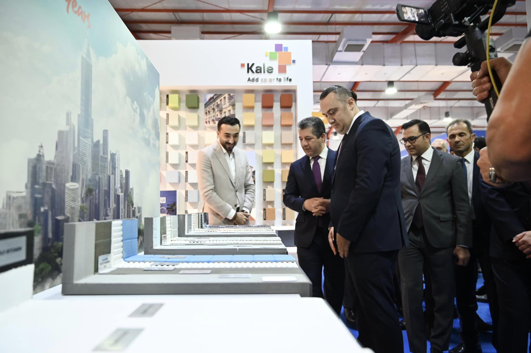 Kurdistan Region Prime Minister Masrour Barzani (center) reviewing product samples at Construct Iraq 2023, Nov. 14, 2023. (Photo: KRG)