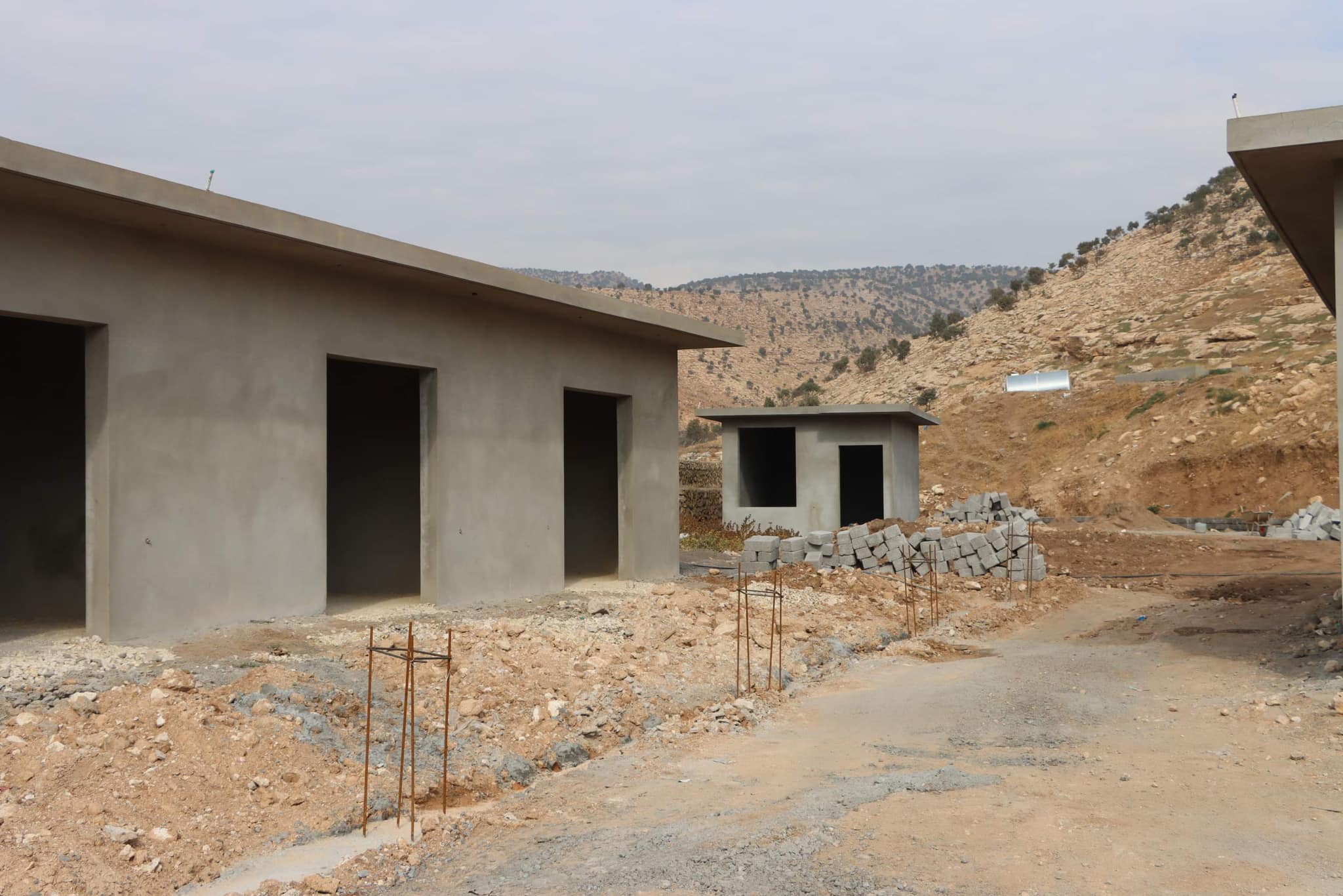 کارکردن لە شێڵتەری ئاژەڵە بێلانەکانی دهۆک (وێنە: سەرۆکایەتیی شارەوانیی دهۆک)
