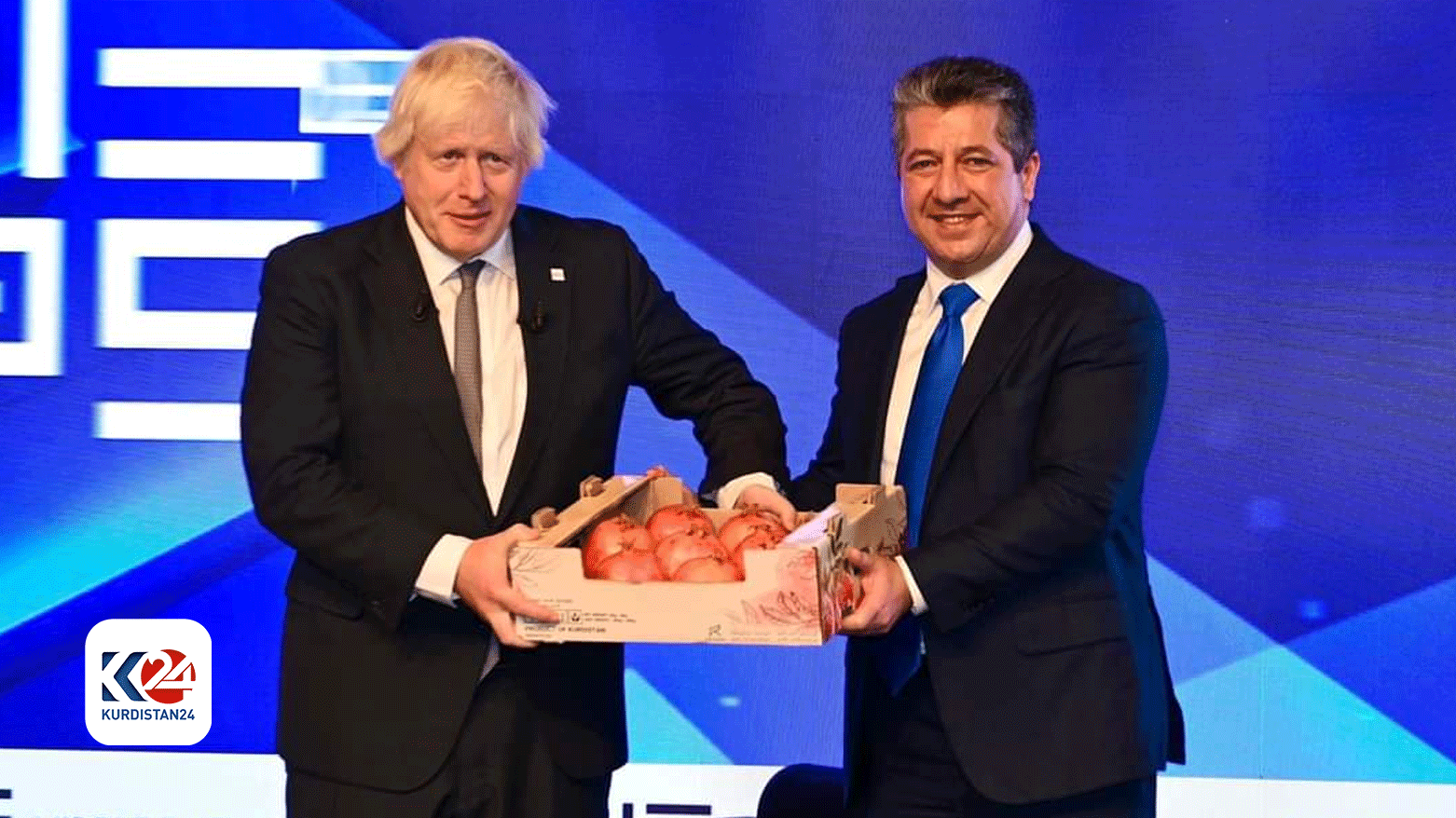 مسرور بارزانی، نخست وزیر اقلیم کوردستان در حال اهدای انار و عسل اقلیم به بوریس، جانسون، نخست وزیر پیشین اقلیم کردستان