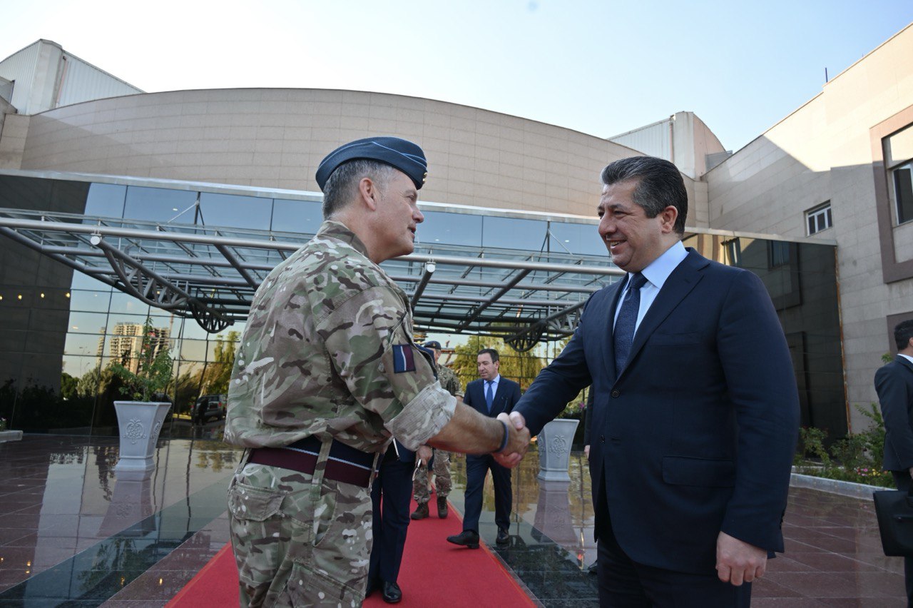 Prime Minister Masrour Barzani (right) shaking hands with Mar. Martin ‘Sammy’ Sampson, UK Defense Senior Advisor Middle East and North Africa, Nov. 22, 2023. (Photo: KRG)