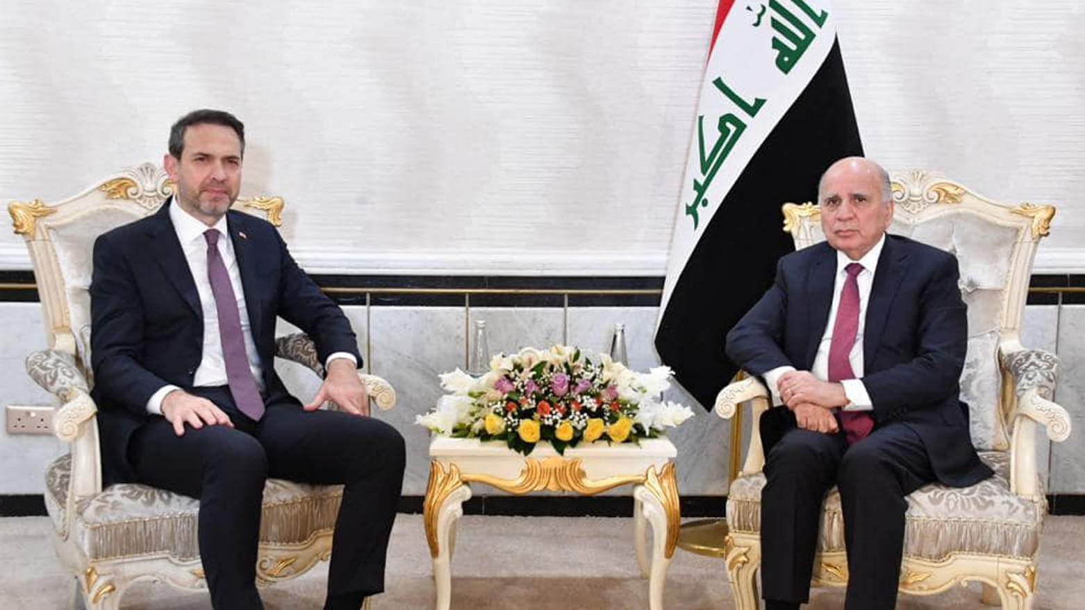وزير الخارجية العراقي فؤاد حسين ووزير الطاقة والموارد الطبيعية التركي ألب أرسلان بيرقدار