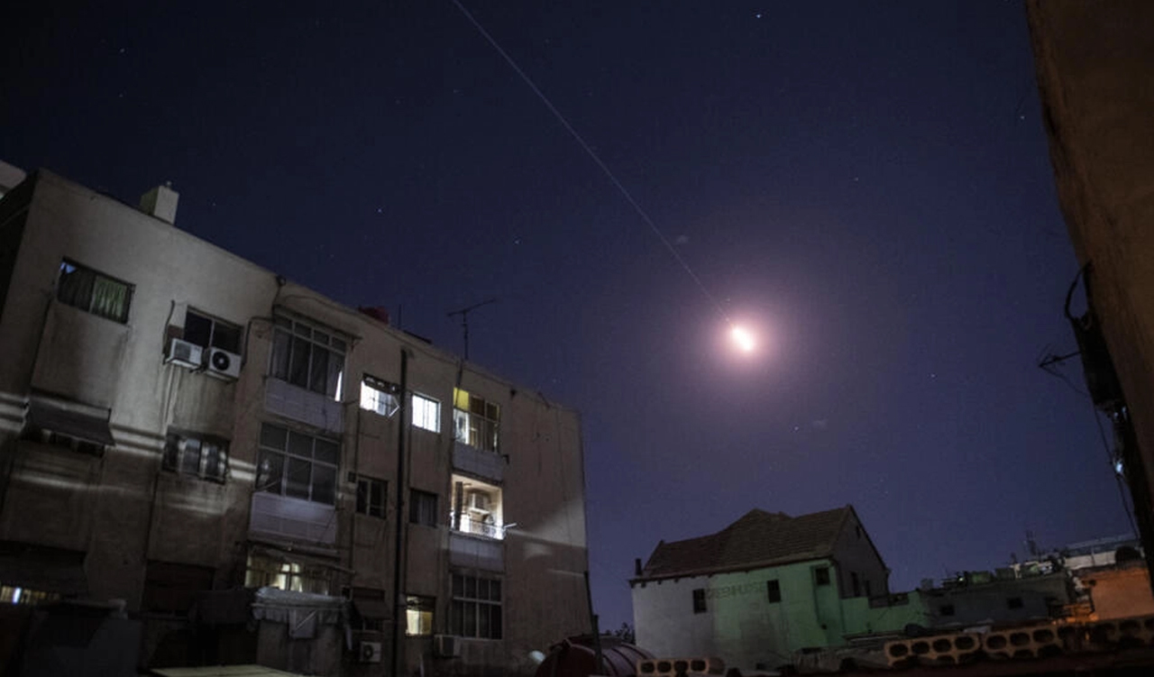 Flares of syrian air defense rockets are seen in the sky of Damascus on April 4, 2023. (Photo: Stringer/AFP)