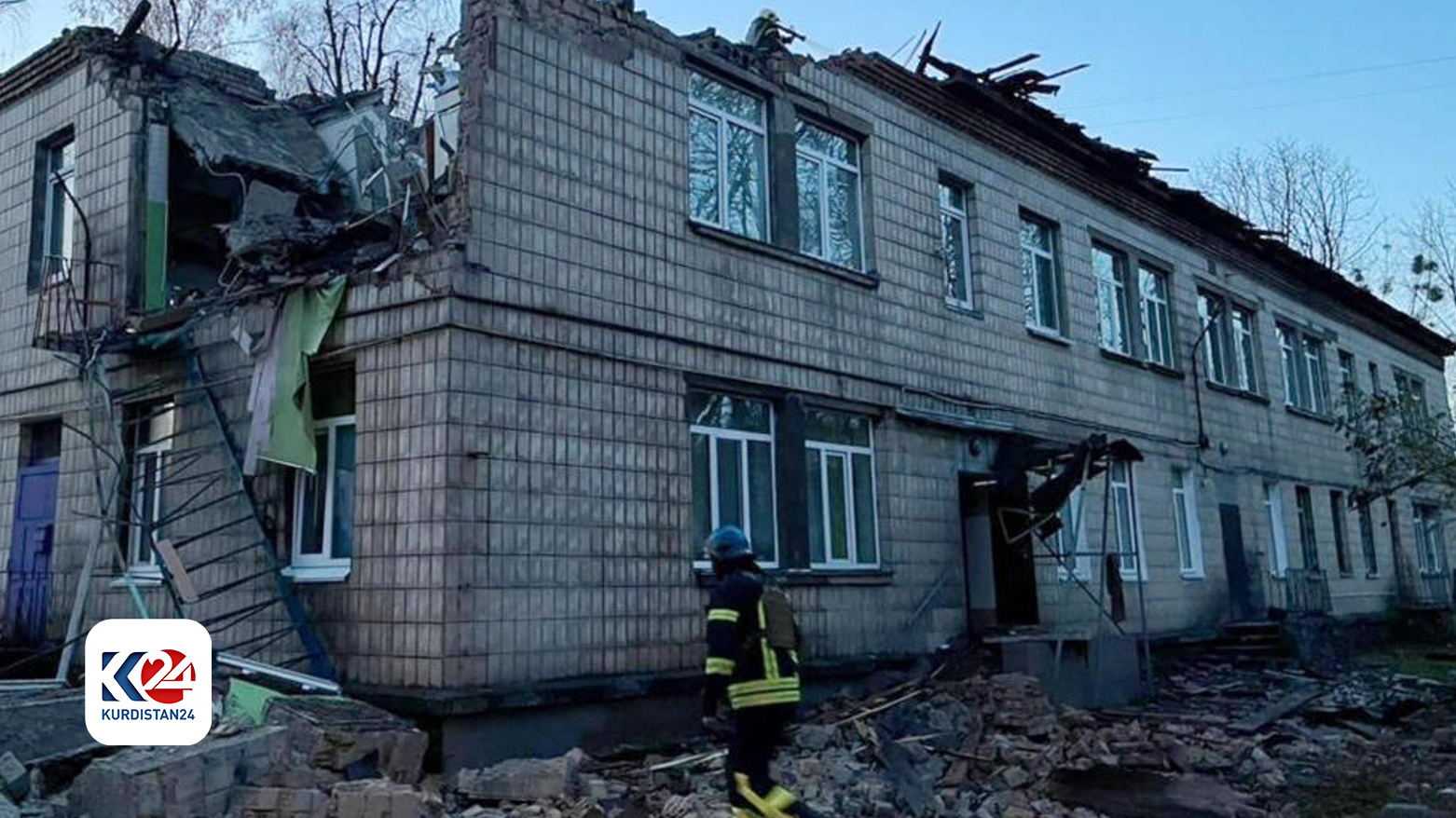 صورة وزعتها هيئة الطوارئ الأوكرانية تظهر آثار ضربة بطائرة مسيّرة في كييف في 25 تشرين الثاني/نوفمبر 2023  / AFP