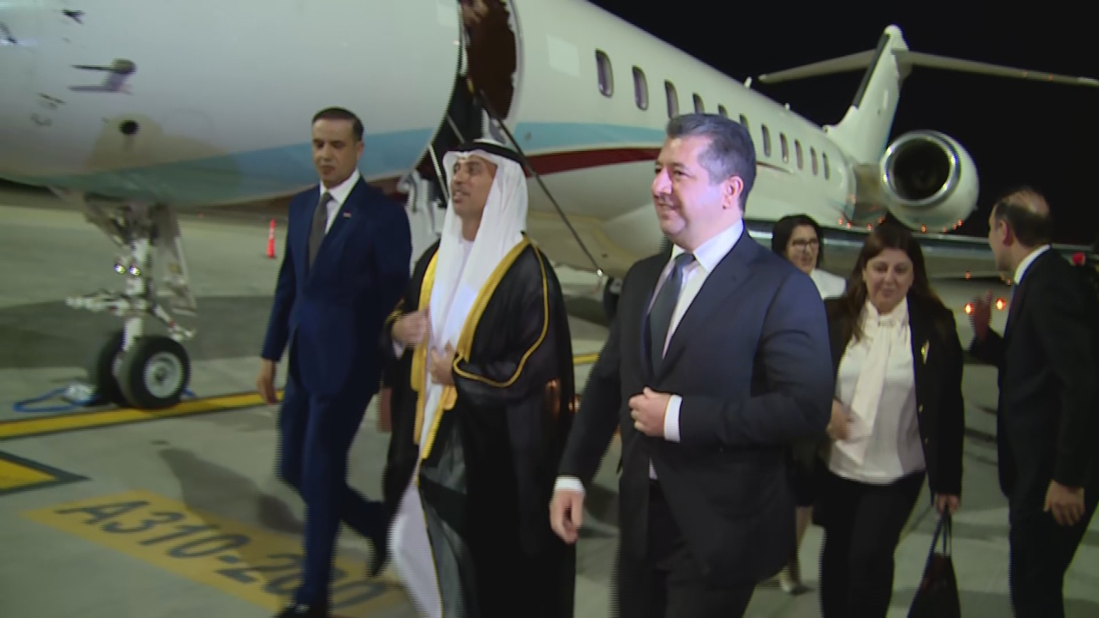 مشهد للحظة وصول رئيس حكومة إقليم كوردستان إلى الإمارات للمشاركة في قمة كوب28