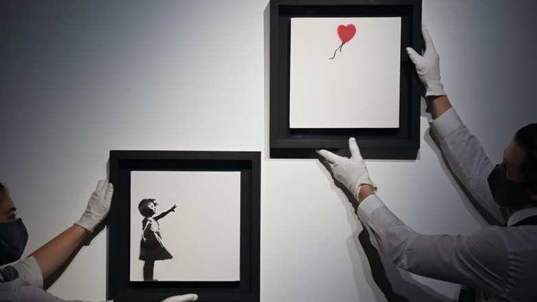 يظهر هذا اللوح المزدوج الذي أنجزه بانكسي سنة 2005، فتاة صغيرة حاملة بالونا أحمر على شكل قلب