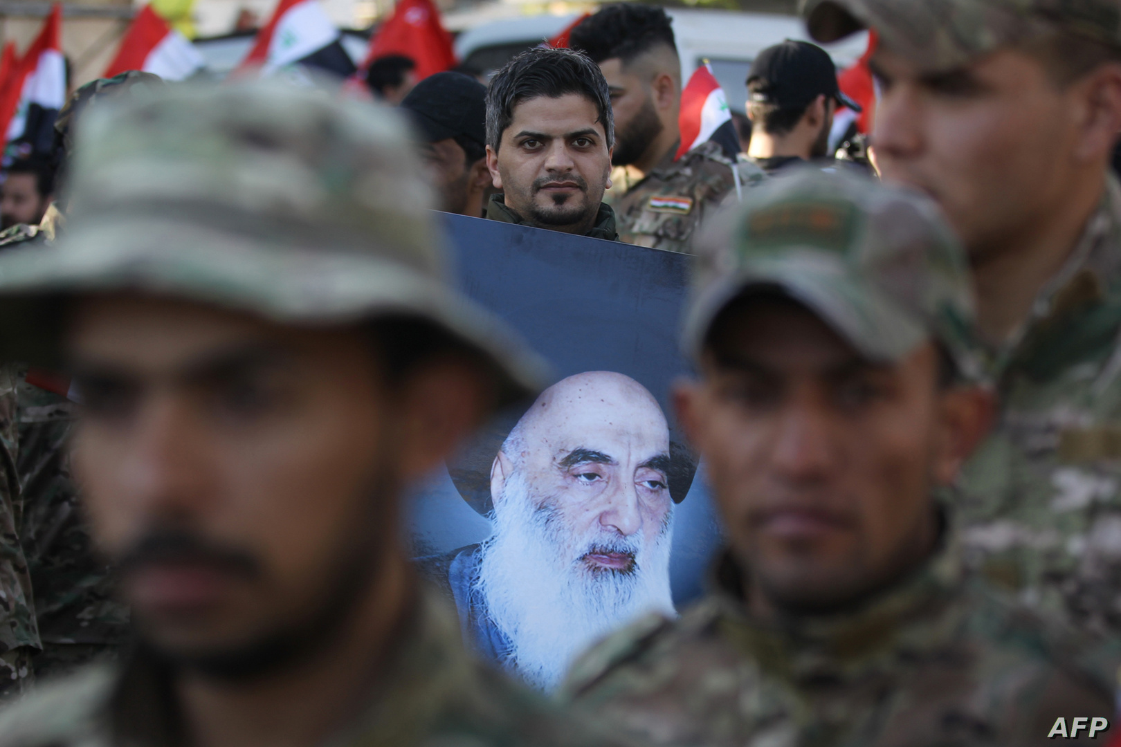 نمایشێكی چه‌كدارانی حه‌شد كه‌ وێنه‌ی عه‌لی سیستانی، یه‌كێك له‌ گه‌وره‌ مه‌رجه‌عه‌كانی عێراقیان به‌رز كردووه‌ته‌وه‌