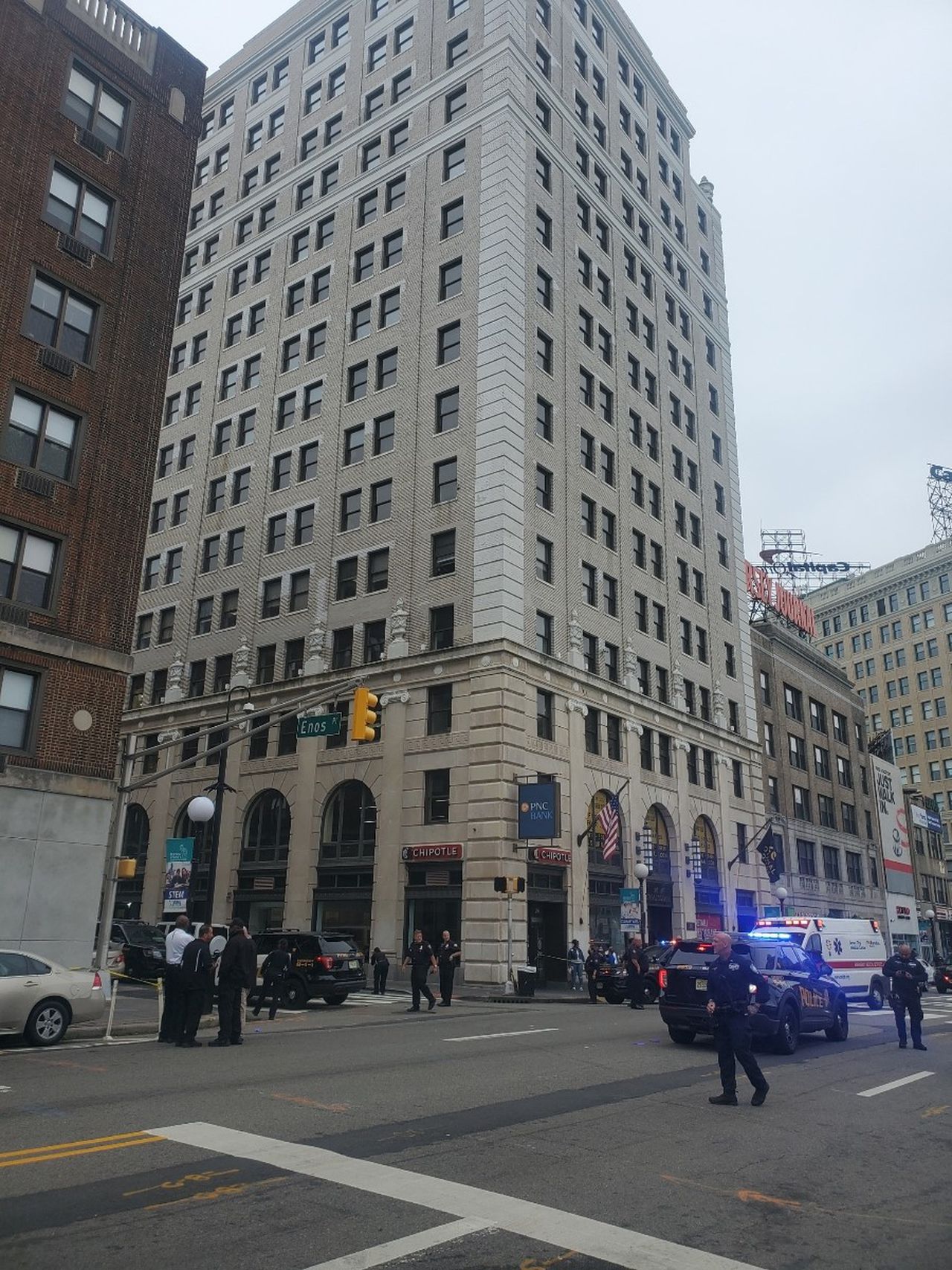 ئه&zwnj;و باڵه&zwnj;خانه&zwnj;یه&zwnj;ی گه&zwnj;نجه&zwnj;كه&zwnj; لێی كه&zwnj;وتووه&zwnj;ته&zwnj; خواره&zwnj;وه&zwnj;