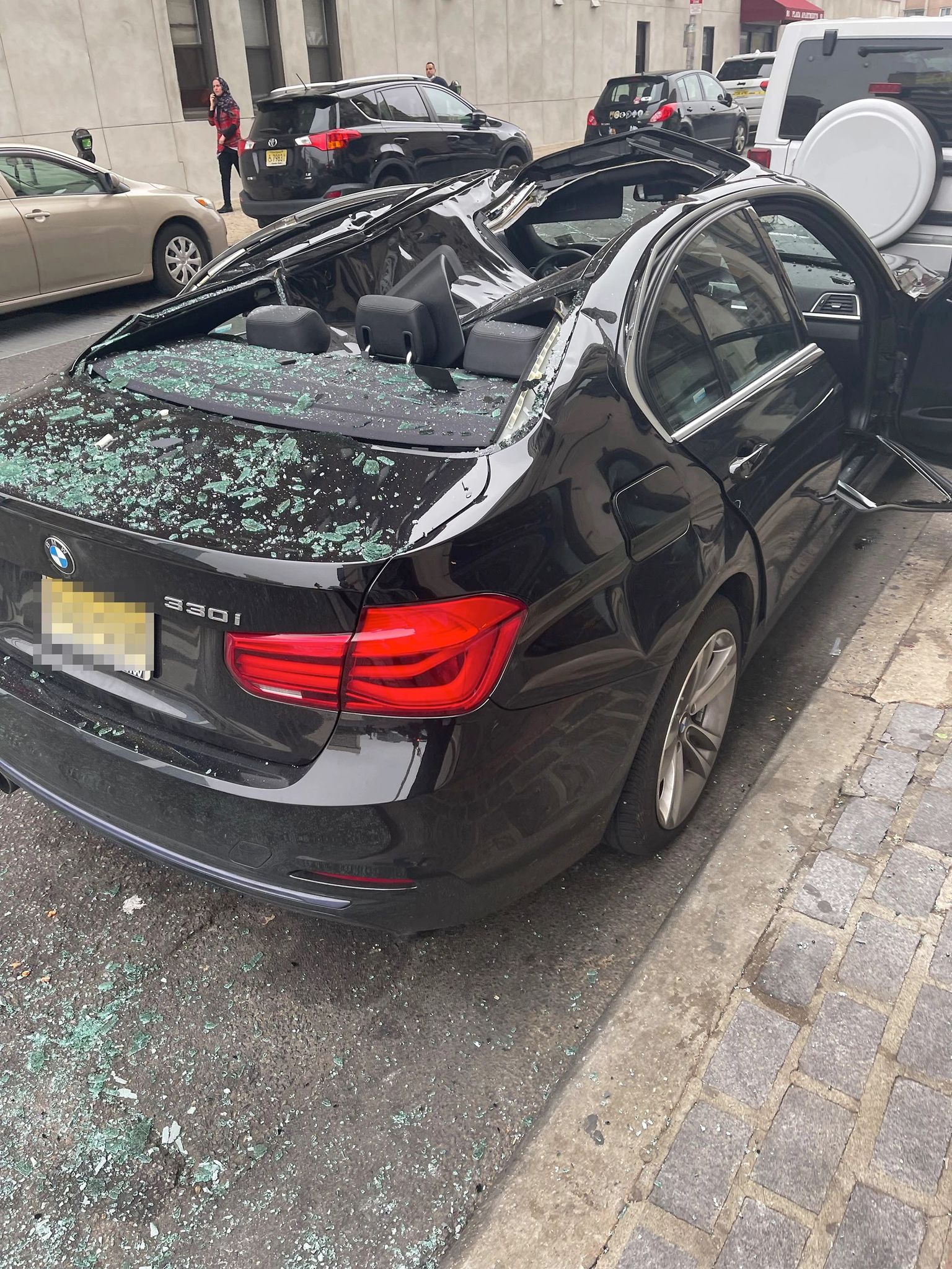 ئه&zwnj;و ئۆتۆمبیله&zwnj;ی گه&zwnj;نجه&zwnj;كه&zwnj; كه&zwnj;وتووه&zwnj;ته&zwnj; سه&zwnj;ری