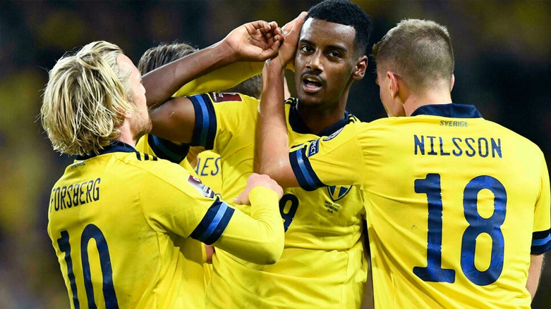 السويدي ألكسند إيزاك (وسط) يحتفل بتسجيله الهدف الثاني في مرمى كوسوفو خلال التصفيات الأوروبية المؤهلة لمونديال قطر 2022، في 9 تشرين الأول/أكتوبر 2021 إريك سيماندر /AFP