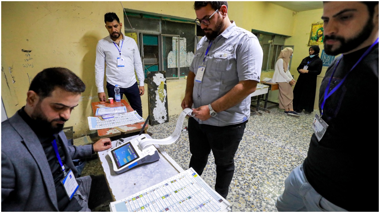 Iraqi election officials conduct the electronic count of votes at a polling station in Erbil, the Kurdistan Region capital, on October 10, 2021. (Photo: Safin Hamed / AFP)