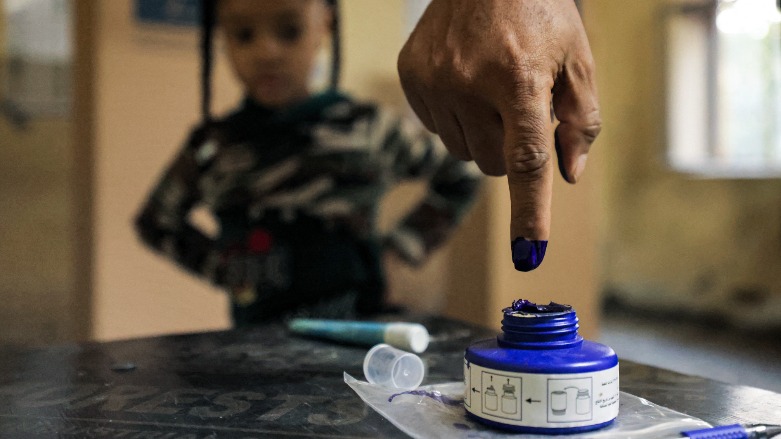 A man dips his finger in ink after voting at a polling station in Iraq's capital Baghdad during the early parliamentary elections on October 10, 2021. (Photo: AHMAD AL-RUBAYE / AFP)