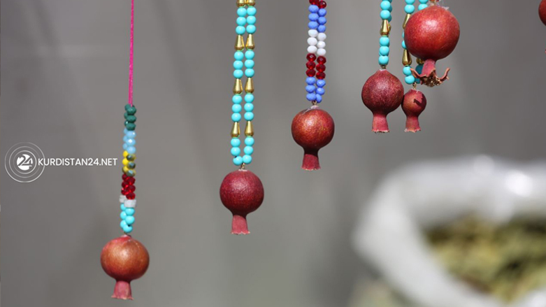 Baby pomegranates are hanged by rosary beads, Oct. 14, 2021. (Photo: Dana Hama Gharib/Kurdistan24)
