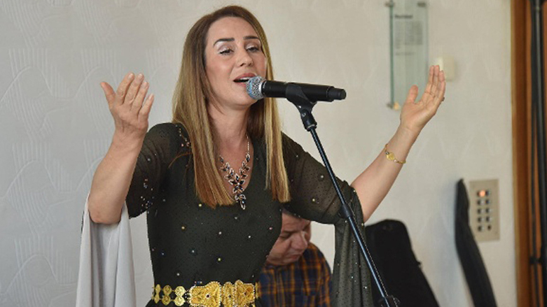 The Turkish-German singer Hozan Cane performing a song. (Photo: Horst Galuschka/imago images)