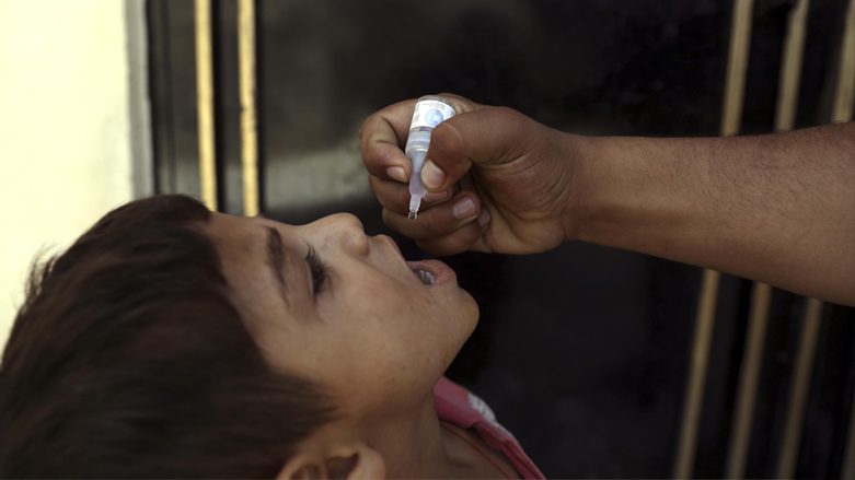 A health worker administers a vaccination to a child during a polio campaign in the old part of Kabul, Afghanistan, Jun., 2021. (Photo: Rahmat Gul/AP)