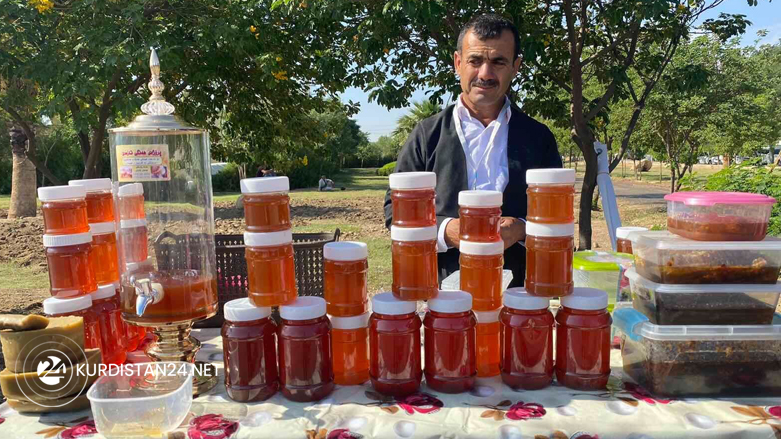 A Kurdish farmer showcases his honey jars at the weekly market in Garmiyan, Oct. 20, 2021. (Photo: Harem Jaff/Kurdistan24)
