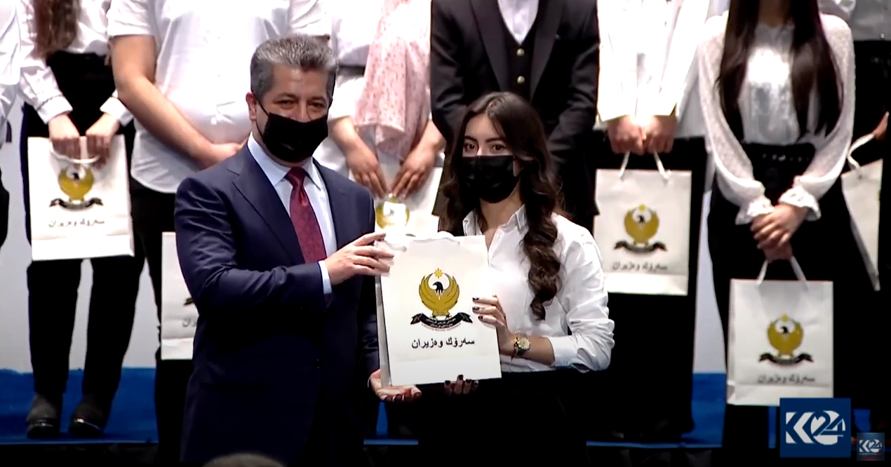 Kurdistan Region PM Masrour Barzani (left) poses for a photo with a female student at Wednesday's awards ceremony, Oct. 20, 2021. (Photo: KRG)