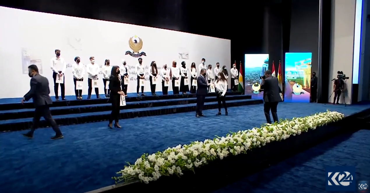 Kurdistan Region PM Masrour Barzani awarding high school graduates in Erbil, October 20, 2021. (Photo: Kurdistan 24)