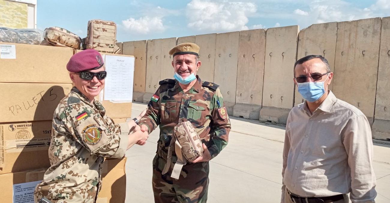 A female soldier from the coalition forces (left) shakes hand with a member of Peshmerga, Oct. 21, 2021. (Photo: Peshmerga Ministry/KRG)
