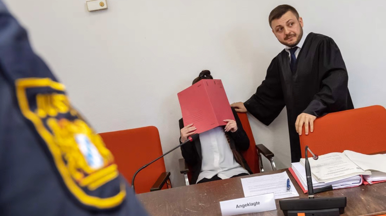 Defendant Jennifer W with her lawyer Ali Aydin in court on April 9, 2019, in Munich (photo: AFP)