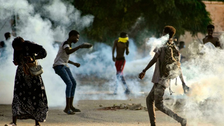 متظاهرون سودانيون يشتبكون مع قوات الأمن التي أطلقت الغاز المسيل للدموع لتفريقهم، الخرطوم في 27 أكتوبر/تشرين الأول 2021- الصورة لفرانس 24