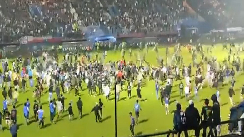 یاریگه&zwnj;كه&zwnj; شوێنی 38 هه&zwnj;زار هانده&zwnj;ری ده&zwnj;گرێته&zwnj;وه&zwnj; به&zwnj;ڵام 40 هه&zwnj;زار هانده&zwnj;ر ڕاژیه&zwnj; نێو یاریگه&zwnj;