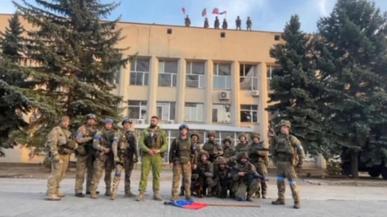 Ukrayna kuvvetleri Liman şehrindeki idari binanın önünde (Reuters)
