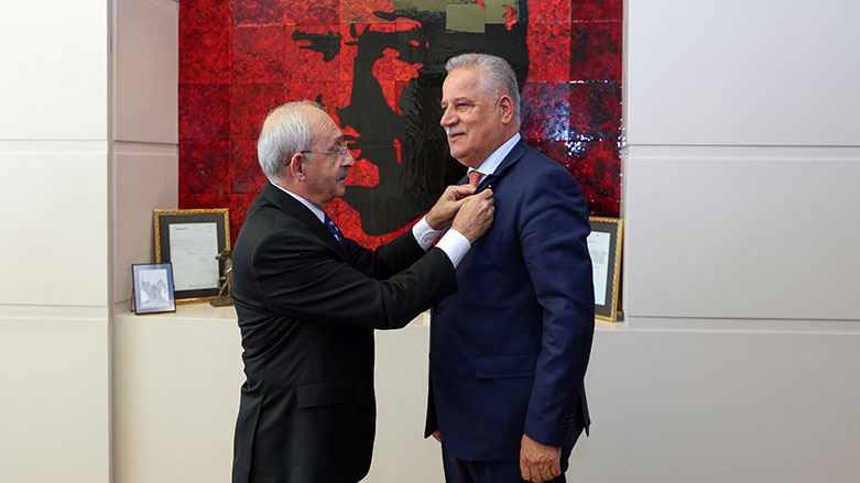 Kılıçdaroğlu, parti genel merkezindeki makamında kabul ettiği Öztunç'a rozetini taktı