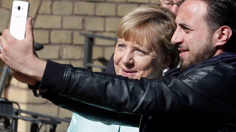 استقبلت ألمانيا تحت قيادة المستشارة الفيدرالية السابقة ميركل أكثر من 1.2 مليون لاجئ وطالب لجوء في عامي 2015 و 2016 – وذلك في ذروة الصراع في سوريا ووسط أعمال عنف دموية في أماكن أخرى