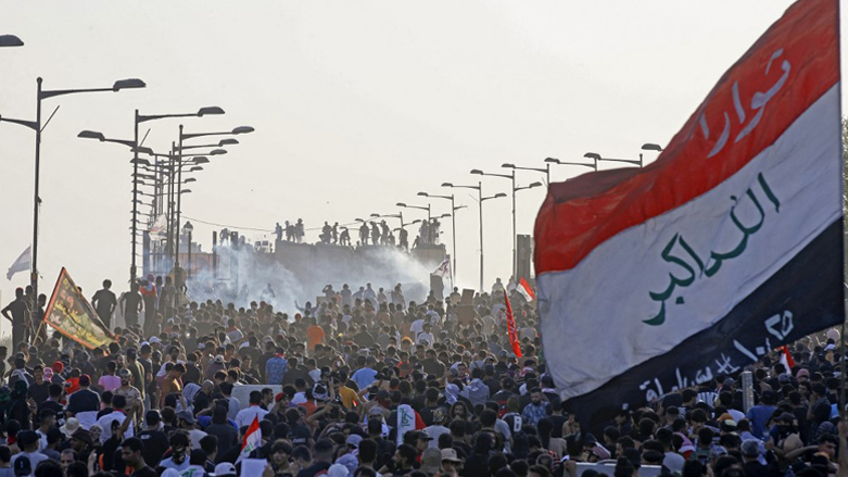 Iraqi protesters clash with security forces at al-Jumhuriya bridge leading to the capital Baghdad's high-security Green Zone, Oct. 1, 2022. (Photo: Ahmad al-Rubaye/AFP)