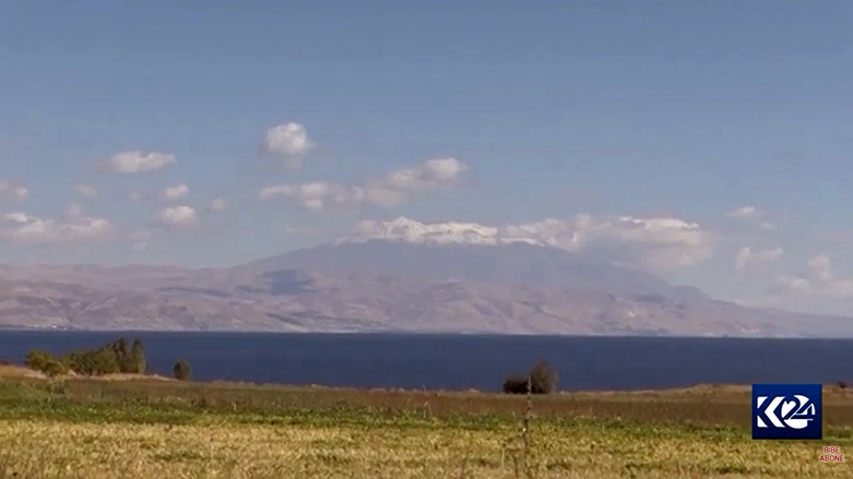 Berfê serê çiyayê Sîpanê sipî kir