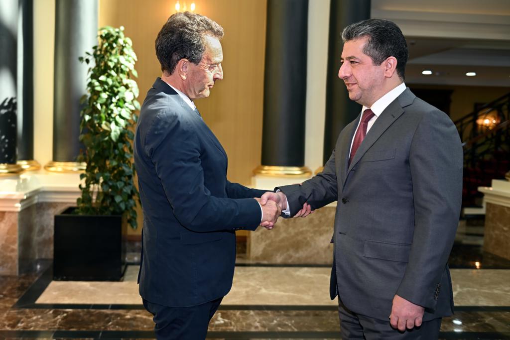 Kurdistan Region Prime Minister Masrour Barzani (right) shaking hands with French Ambassador to Iraq Éric Chevalier in Erbil, Oct. 11, 2022. (Photo: KRG)