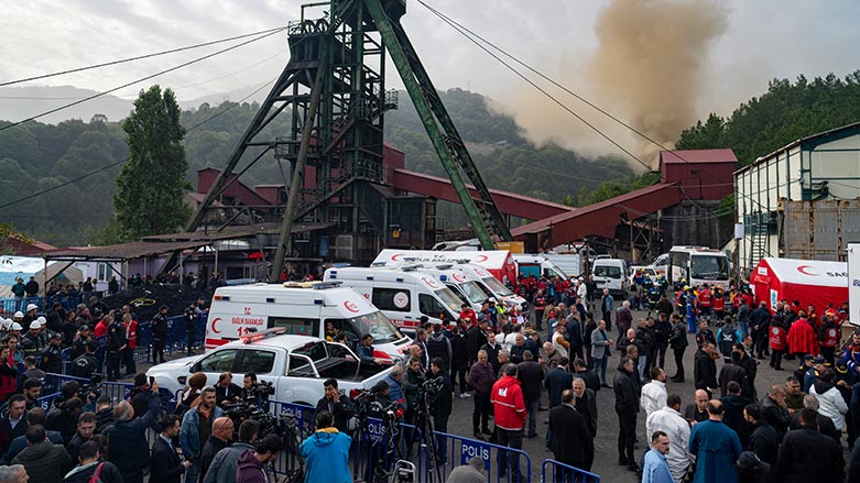 A crowd gathers near rescue vehicles, after an explosion at a mine in Amasra, Turkey, October 15, 2022 (Photo: AFP/Yasin AKGUL)