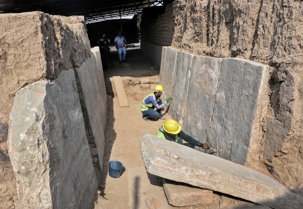 An Iraqi worker excavates a rock-carving relief recently found at the Mashki Gate in northern Iraqi city of Mosul, Oct. 19, 2022. (Photo: Zaid al-Obeidi/AFP)