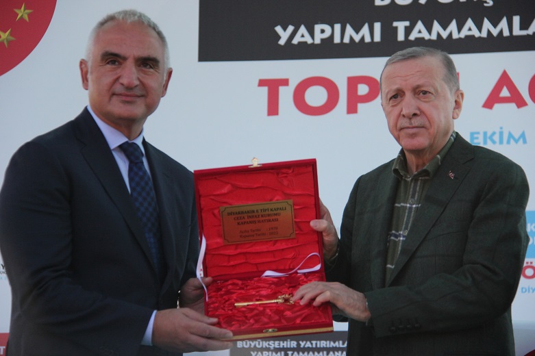 Erdoğan, Diyarbakır Cezaevi'nin anahtarını Kültür ve Turizm Bakanı Mehmet Nuri Ersoy'a verdi (Foto: İhsan Yalın / K24)