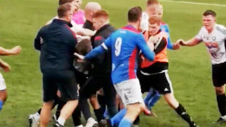 شه‌ڕ و ئاژاوه‌ی یارییه‌ك له‌ خولی تۆپی پێی وێڵزی