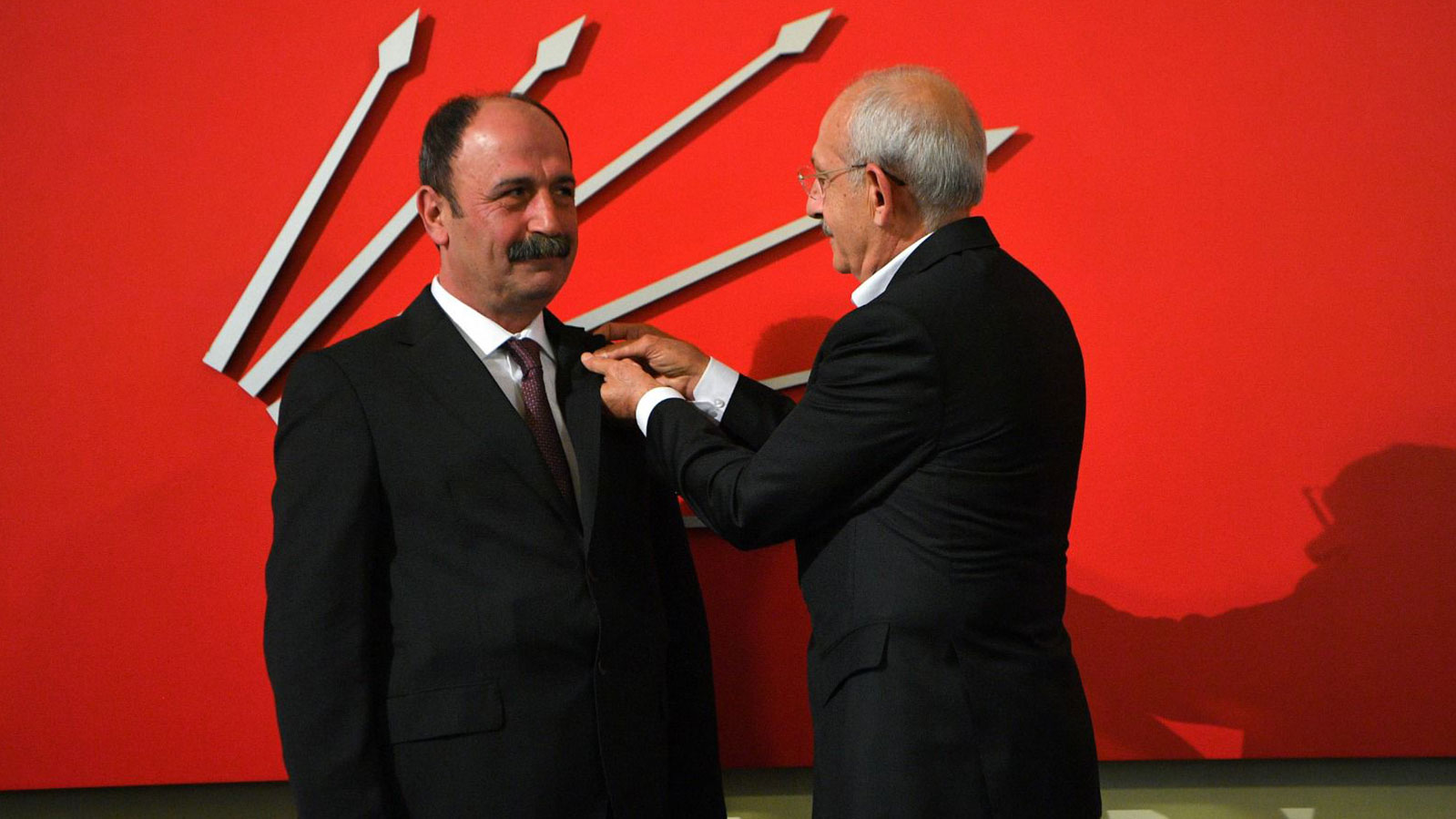 Elçi'nin rozetini CHP lideri Kılıçdaroğlu taktı