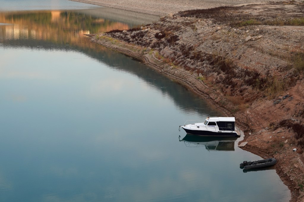 A view of the receding water level at the Dohuk Dam in Kurdistan Region's Duhok province, October 30, 2022. (Photo: Ismael Adnan/AFP)