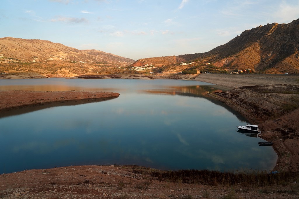 A view of the receding water level at the Dohuk Dam in Kurdistan Region's Duhok province, Oct. 30, 2022. (Photo: Ismael Adnan/AFP)