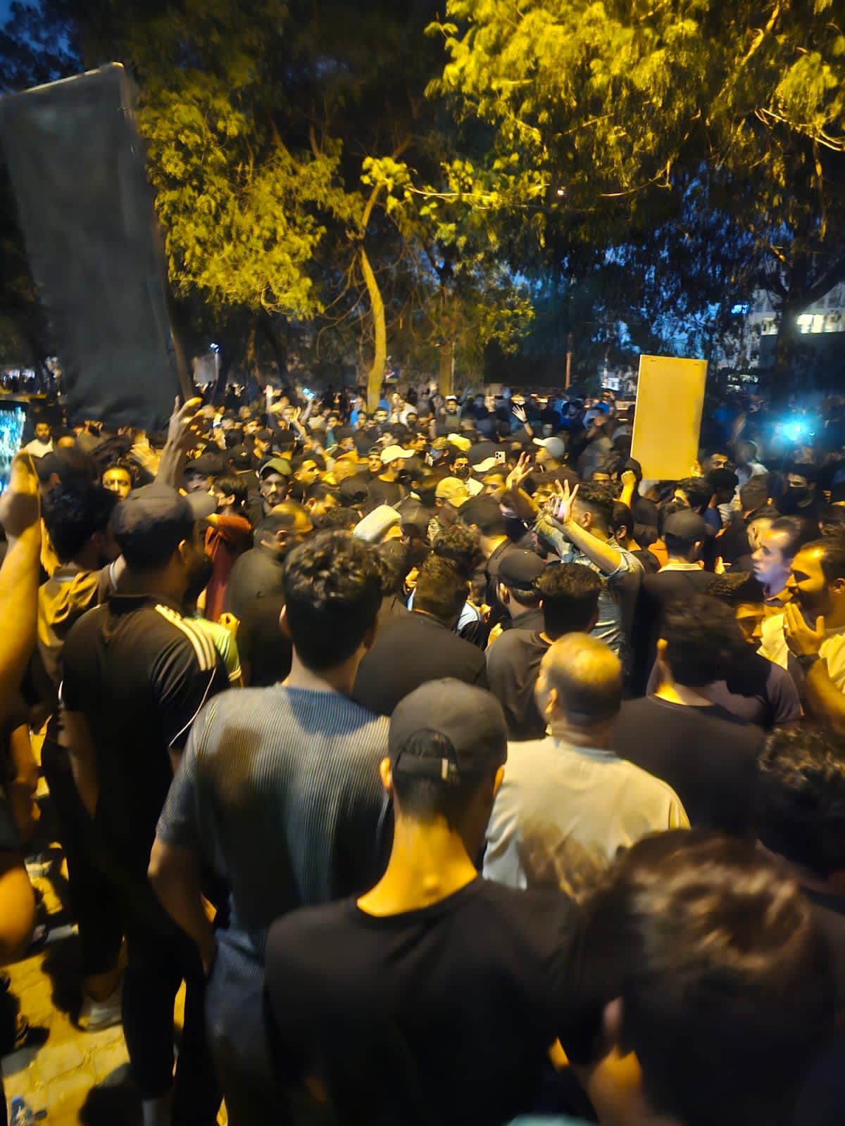 گردبوونەوەی لایەنگرانی سەدر لە بەردەم بارەگایەکی کەناڵی 