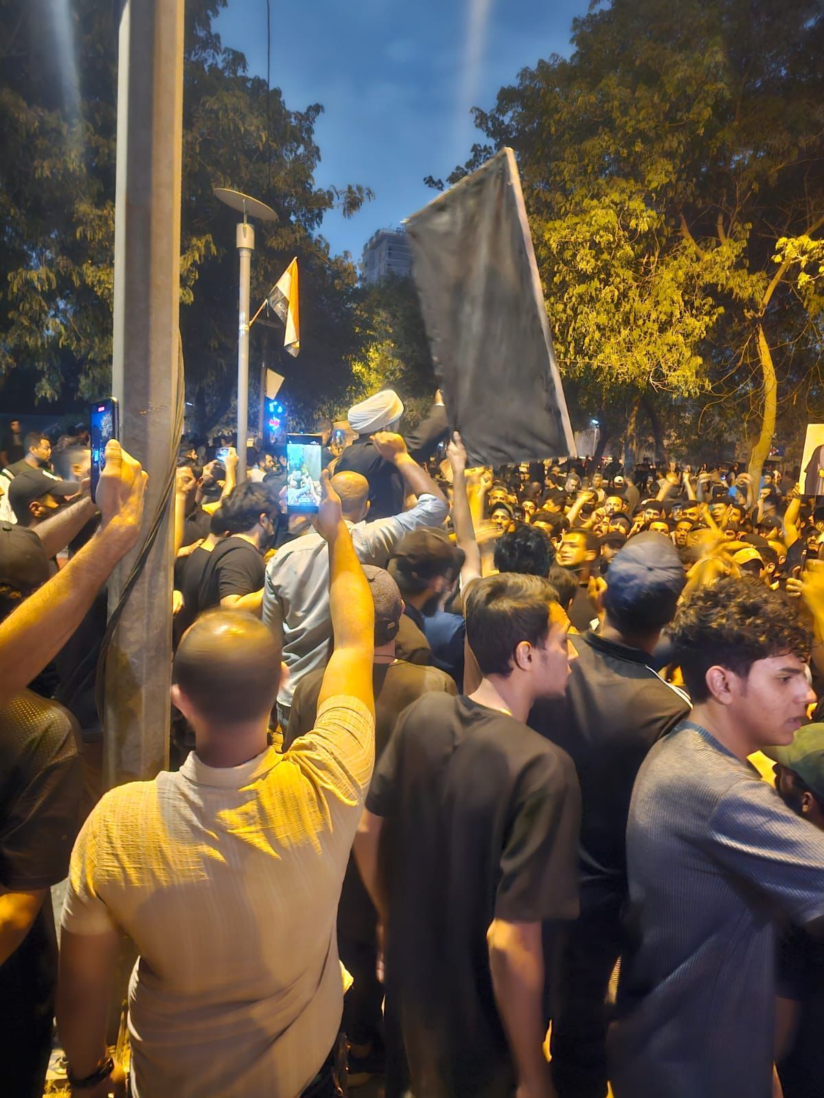 گردبوونەوەی لایەنگرانی سەدر لە بەردەم بارەگایەکی کەناڵی 