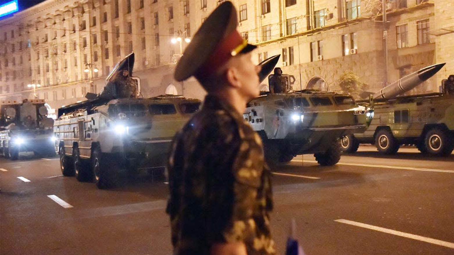 جندي يرقب استعراض عسكري وسط كييف  بيوم الاستقلال الأوكراني عام 2014 (أسوشيتدبرس)