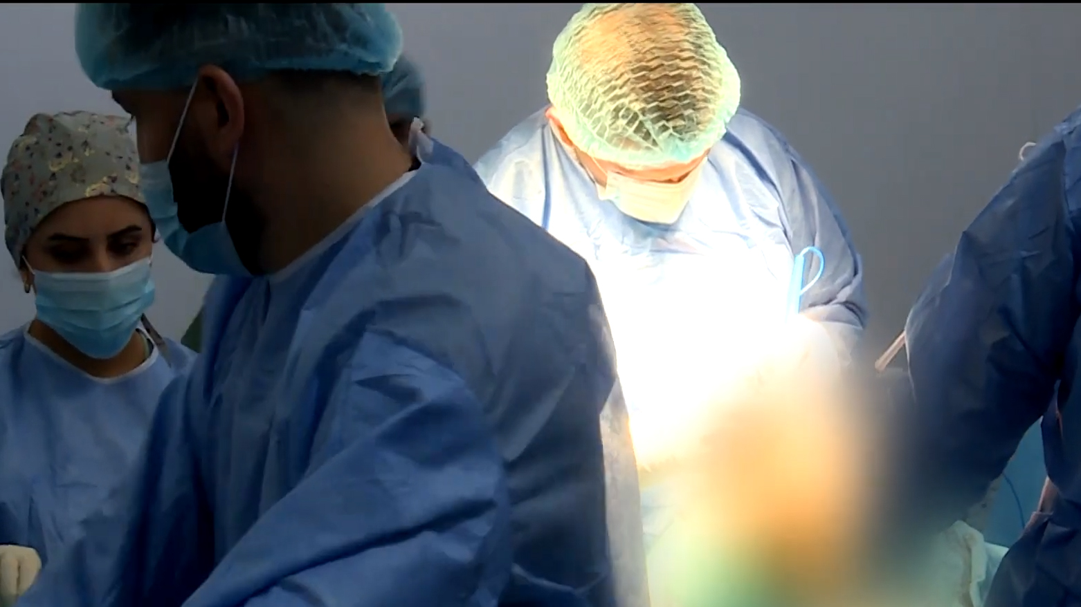 پزشکان در حال انجام عمل جراحی تعویض مفصل در بیمارستان پیشمرگ