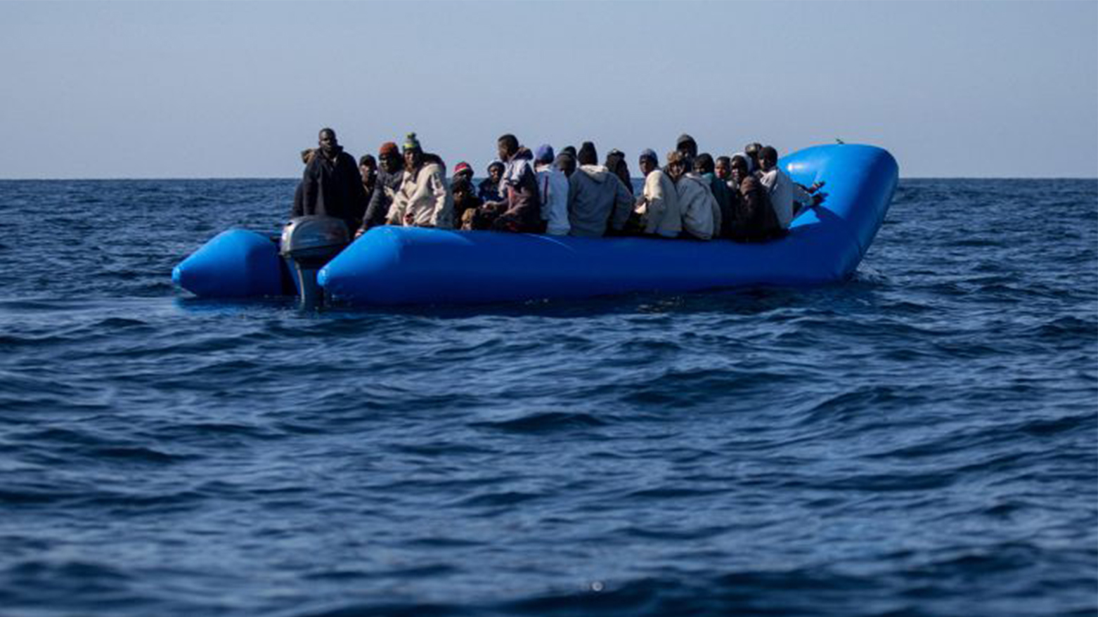 قارب مهاجرين في عرض البحر
