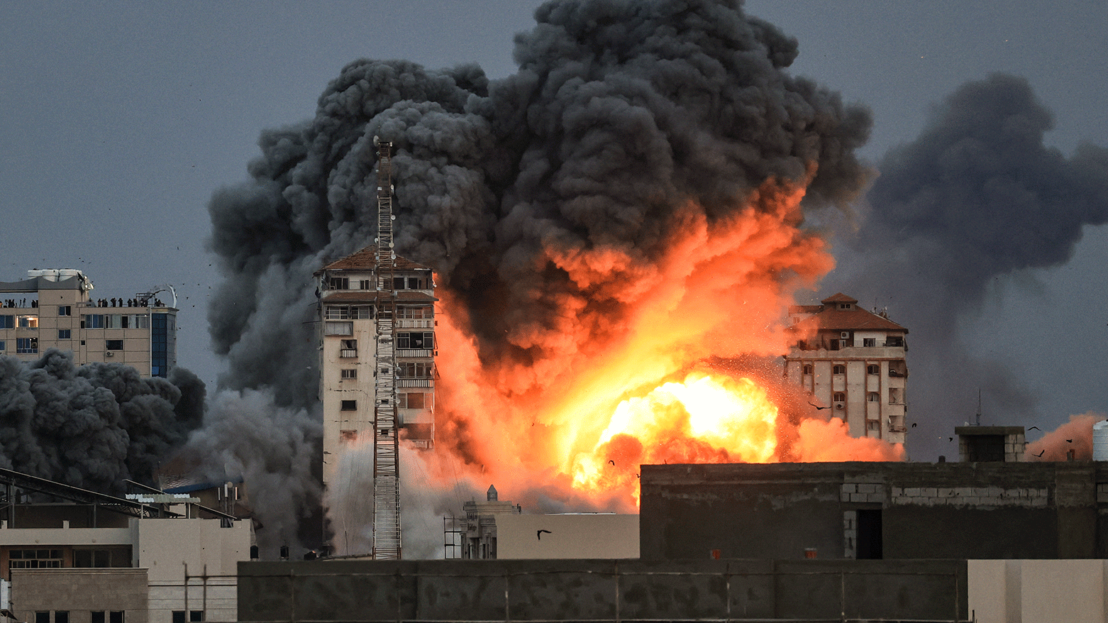 هێرشێكی مووشەکی سوپای ئیسرائیل بۆ سەر کەرتی غەززە - وێنە: AFP