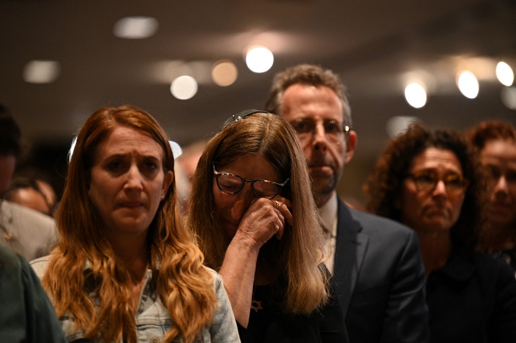 People attend a vigil for Israeli victims at the Stephen Wise Temple, in Los Angeles, California after the Palestinian militant group Hamas launched an attack on Israel, Oct. 8, 2023. (Photo: Robyn Beck/AFP)