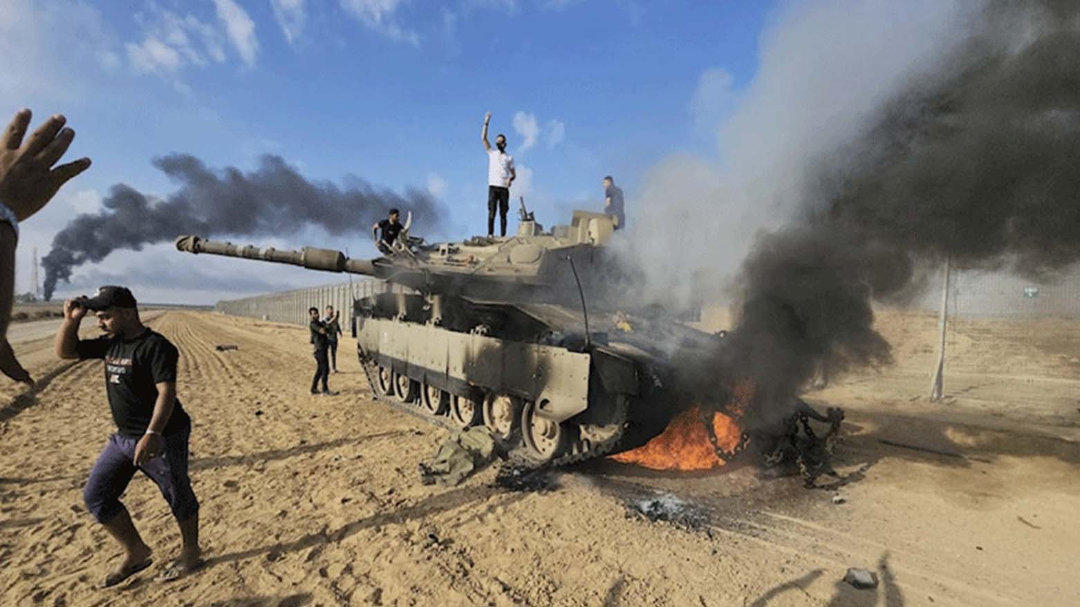 فلسطينيون يستولون على مدرعة إسرائيلية (فرانس برس)