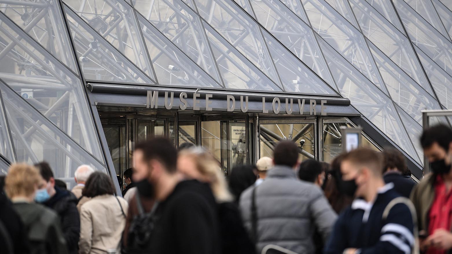 People queue outside the Louvre Museum, in Paris, May 19, 2021. (Photo: Alain Jocard/ AFP)