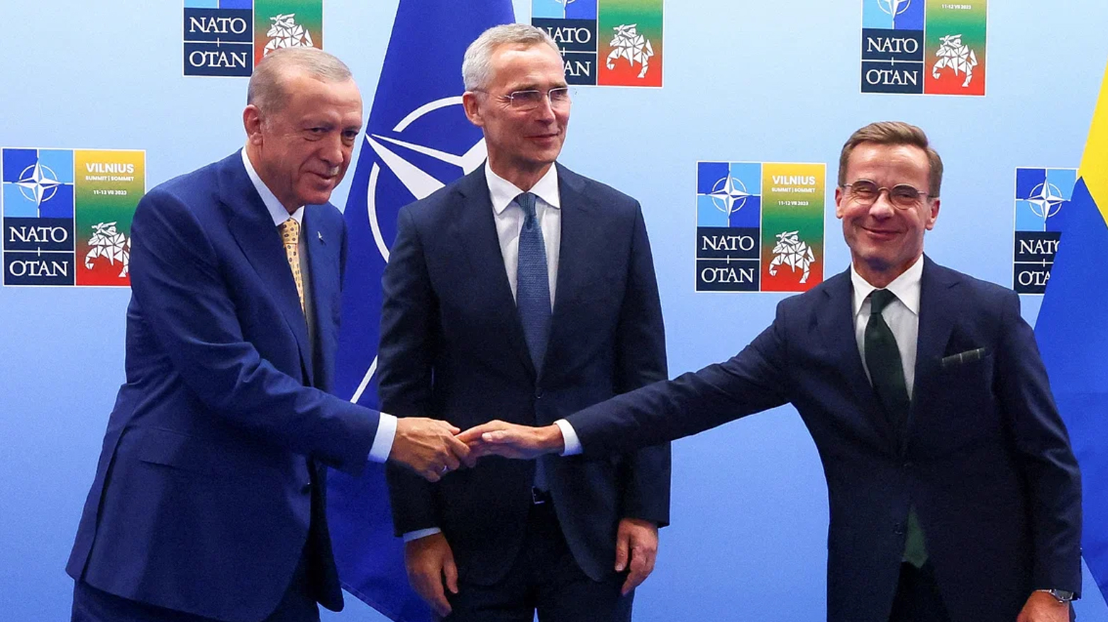 من اليمين: رئيس الوزراء السويدي- أمين عام حلف الأطلسي- الرئيس التركي (رويترز)