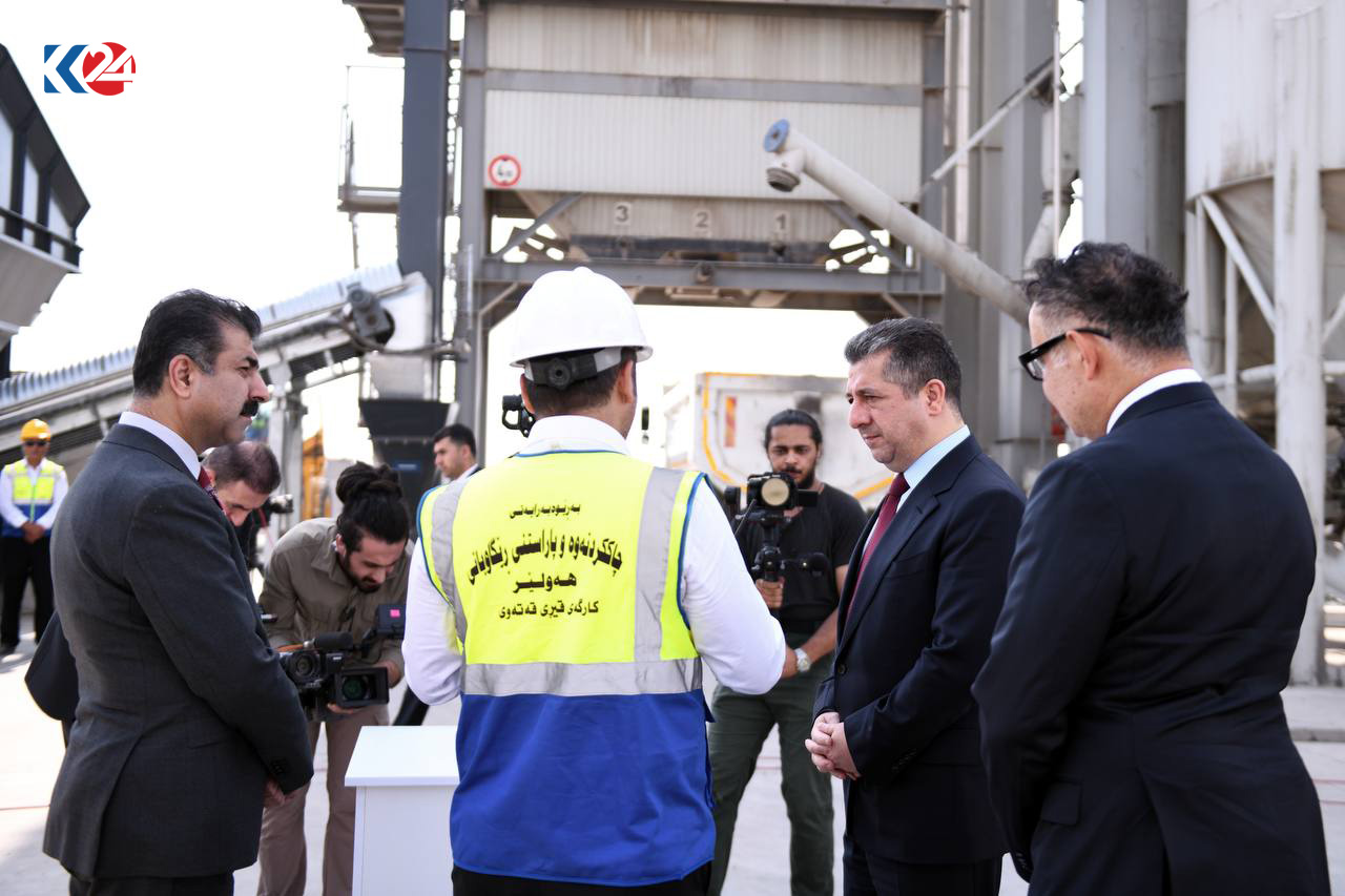 Prime Minister Masrour Barzani (second from right) speaking with a supervisor of the plant, Oct. 17, 2023. (Photo: KRG)
